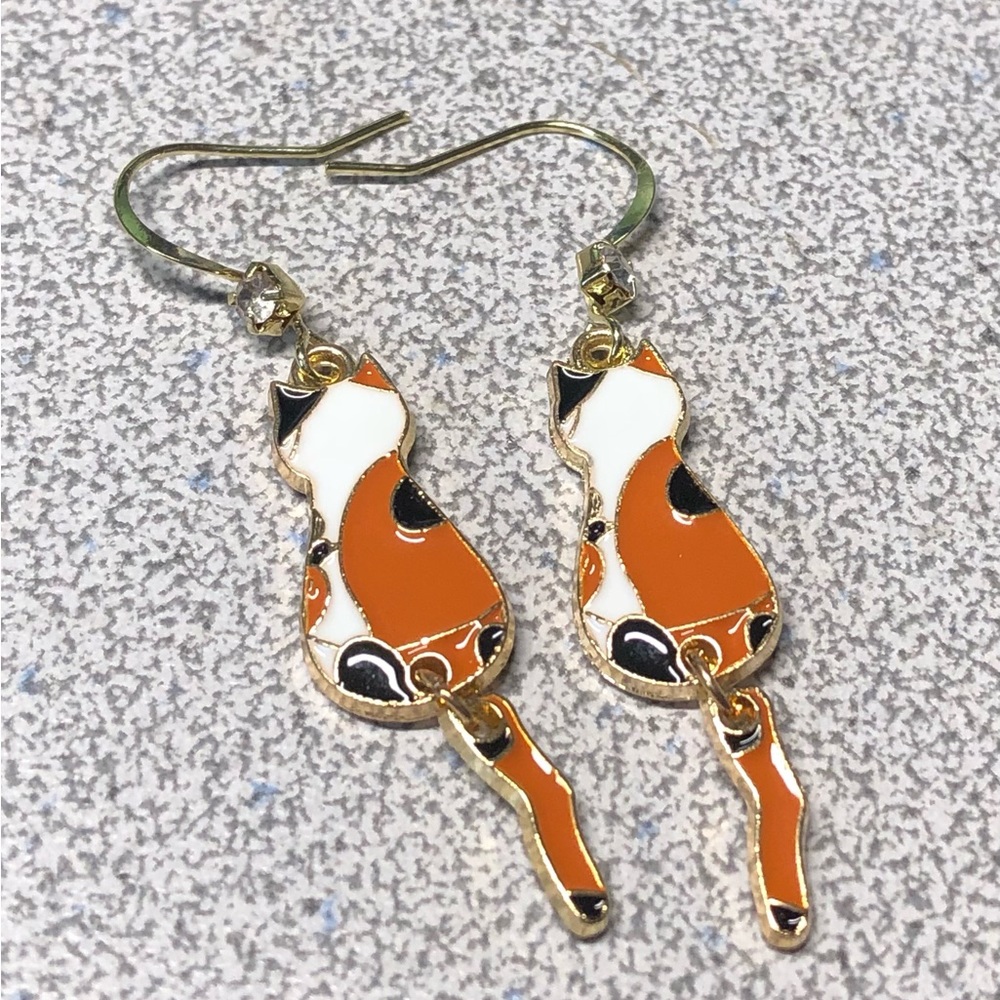 2/20 Betsey Johnson style cute cat charm earrings with moving tail